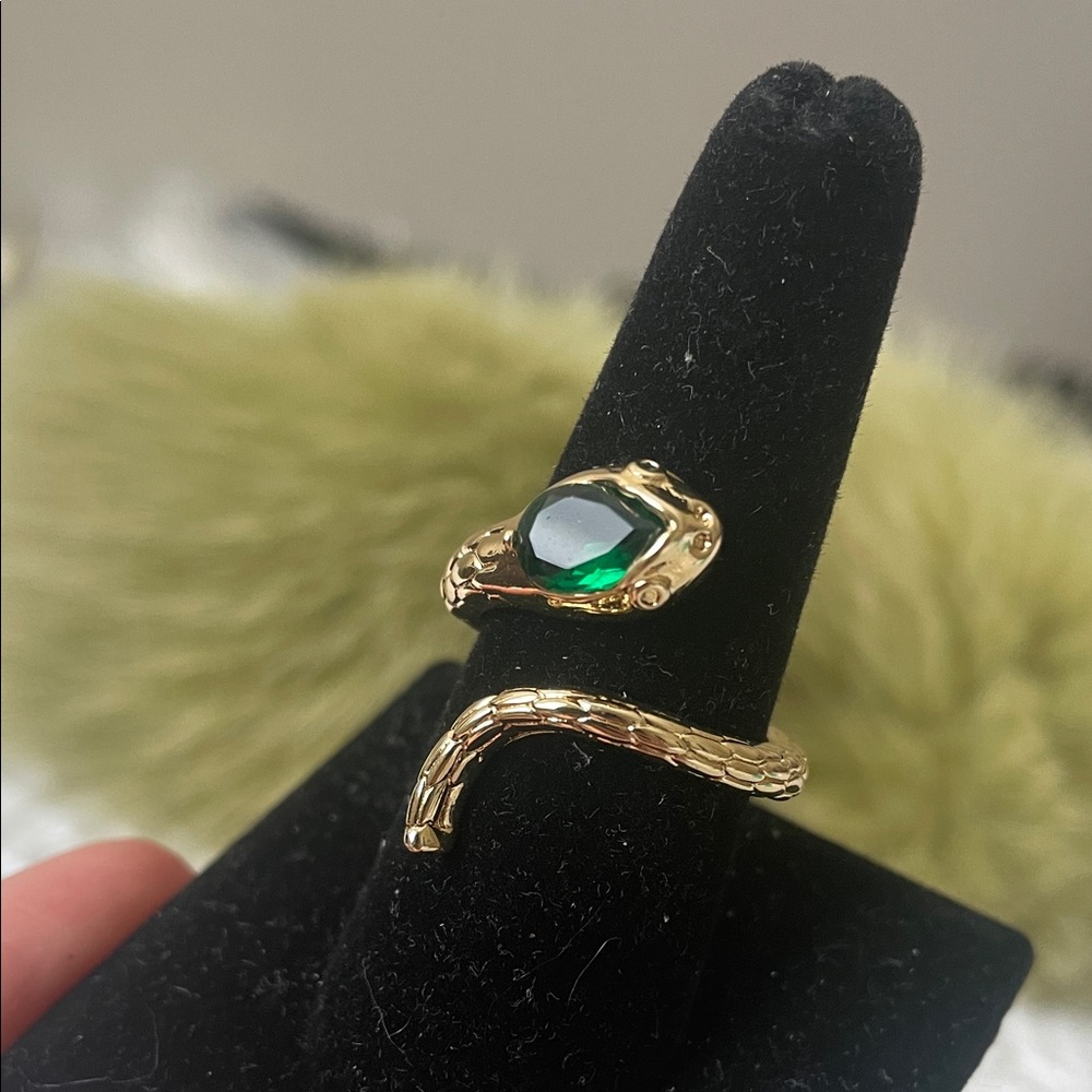🖤5/$25 🖤 Gold Snake Ring with Green Gemstone
